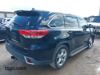 ✅ 2017 Toyota Highlander Limited Platinum • VIN: 5TDYZRFH6HS228670 • Lot: 42980812. Wystawiony na IAAI z przebiegiem 122 361 mil. Bezpłatny archiwum sprzedaży aukcyjnych z USA i szczegółowy raport historii pojazdu na DreamBid. Zdjęcie 4.