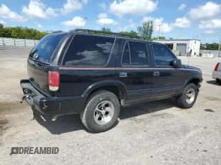 2000 Chevrolet Blazer LS z VIN 1GNCS13W62K142736, wystawiony jako Copart lot #73249844 z przebiegiem 141 788 mil mil oraz Szkoda całkowita • Salvage title. Historia ofert i sprzedaży dostępna na DreamBid. Obrazek 3.