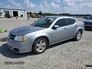 2013 Dodge Avenger SXT z VIN 1C3CDZCG5DN525051, wystawiony jako Copart lot #81309535 z przebiegiem 121 836 mil mil oraz Szkoda całkowita • Salvage title. Historia ofert i sprzedaży dostępna na DreamBid. Obrazek 1.