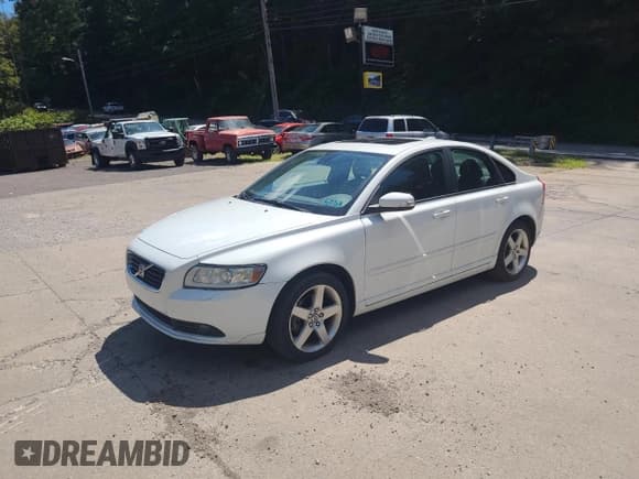 ✅ 2008 Volvo S40 2.4L • VIN: YV1MS390982367778 • Lot: 69634575. Wystawiony na Copart z przebiegiem 120 922 mil. Bezpłatny archiwum sprzedaży aukcyjnych z USA i szczegółowy raport historii pojazdu na DreamBid. Zdjęcie 2.