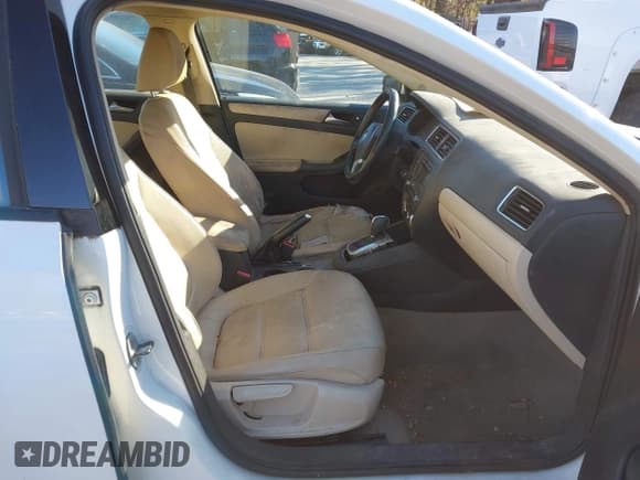 ✅ 2011 Volkswagen Jetta SE • VIN: 3VWDZ7AJ2BM319355 • Lot: 43669991. Wystawiony na IAAI z przebiegiem 177 438 mil. Bezpłatny archiwum sprzedaży aukcyjnych z USA i szczegółowy raport historii pojazdu na DreamBid. Zdjęcie 5.