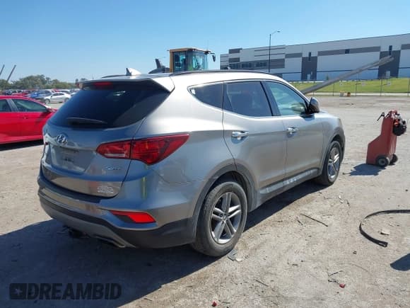✅ 2018 Hyundai Santa Fe 2.4L • VIN: 5XYZU3LB6JG564242 • Лот: 43484042. Опубликован ранее на IAAI с пробегом 139 448 миль. Бесплатный доступ к архиву аукционных продаж из США и подробный отчёт об истории автомобиля на DreamBid. Изображение 4.