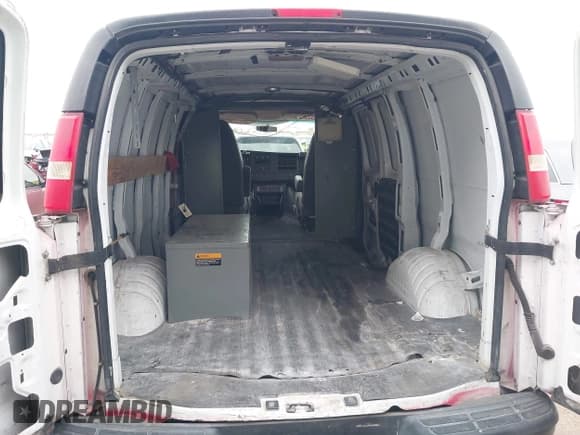 ✅ 2012 Chevrolet Express Cargo • VIN: 1GCWGFCB3C1109315 • Lot: 42067640. Wystawiony na IAAI z przebiegiem 96 269 mil. Bezpłatny archiwum sprzedaży aukcyjnych z USA i szczegółowy raport historii pojazdu na DreamBid. Zdjęcie 8.
