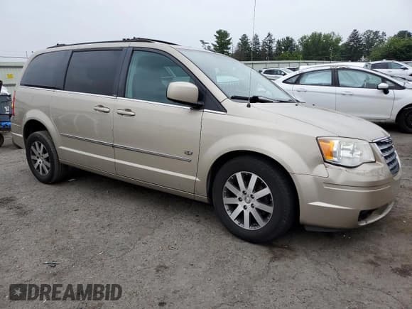 ✅ 2009 Chrysler Town & Country Touring • VIN: 2A8HR54X09R647376 • Lot: 67917585. Wystawiony na Copart z przebiegiem 133 334 mil. Bezpłatny archiwum sprzedaży aukcyjnych z USA i szczegółowy raport historii pojazdu na DreamBid. Zdjęcie 4.