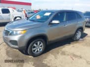 ✅ 2011 Kia Sorento LX • VIN: 5XYKT3A15BG107454 • Lot: 43462947. Wystawiony na IAAI z przebiegiem 115 530 mil. Bezpłatny archiwum sprzedaży aukcyjnych z USA i szczegółowy raport historii pojazdu na DreamBid. Zdjęcie 2.