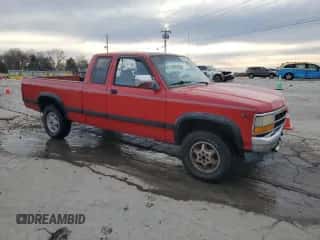 1995 Dodge Dakota z VIN 1B7GG23XXSS377120, wystawiony jako Copart lot #44940945 z przebiegiem 219 117 mil mil oraz Szkoda całkowita • Salvage title. Historia ofert i sprzedaży dostępna na DreamBid. Obrazek 4.