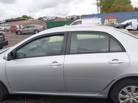 ✅ 2011 Toyota Corolla LE • VIN: JTDBU4EE0B9157082 • Lot: 43552977. Wystawiony na IAAI z przebiegiem 195 347 mil. Bezpłatny archiwum sprzedaży aukcyjnych z USA i szczegółowy raport historii pojazdu na DreamBid. Zdjęcie 14.