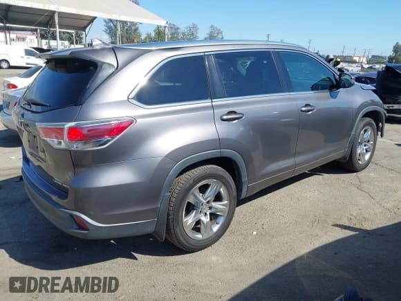 ✅ 2015 Toyota Highlander Limited • VIN: 5TDDKRFH0FS122165 • Lot: 43090012. Listed on IAAI with 108,302 mi. Free auction sales archive from the USA and detailed vehicle history report at DreamBid. Image 4.