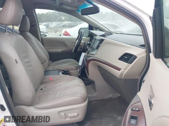 ✅ 2014 Toyota Sienna XLE • VIN: 5TDYK3DC7ES446430 • Lot: 43282138. Wystawiony na IAAI z przebiegiem 399 554 mil. Bezpłatny archiwum sprzedaży aukcyjnych z USA i szczegółowy raport historii pojazdu na DreamBid. Zdjęcie 5.