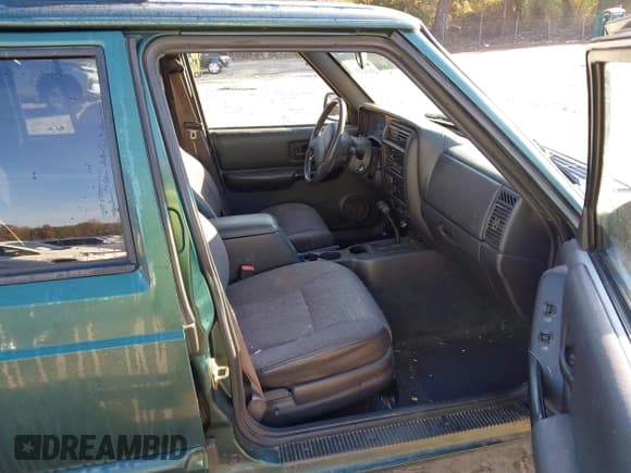 ✅ 1999 Jeep Cherokee Sport • VIN: 1J4FT68S1XL599827 • Lot: 43614351. Wystawiony na IAAI z przebiegiem 244 691 mil. Bezpłatny archiwum sprzedaży aukcyjnych z USA i szczegółowy raport historii pojazdu na DreamBid. Zdjęcie 5.