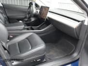 ✅ 2020 Tesla Model 3 Standard Range Plus • VIN: 5YJ3E1EAXLF661367 • Lot: 43453953. Wystawiony na IAAI z przebiegiem 57 173 mil. Bezpłatny archiwum sprzedaży aukcyjnych z USA i szczegółowy raport historii pojazdu na DreamBid. Zdjęcie 5.