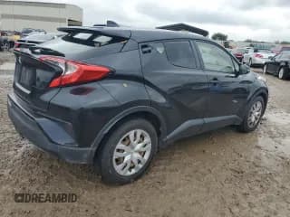 ✅ 2019 Toyota C-HR LE • VIN: JTNKHMBXXK1035589 • Лот: 82112545. Опубликован ранее на Copart с пробегом 93 391 миль. Бесплатный доступ к архиву аукционных продаж из США и подробный отчёт об истории автомобиля на DreamBid. Изображение 3.