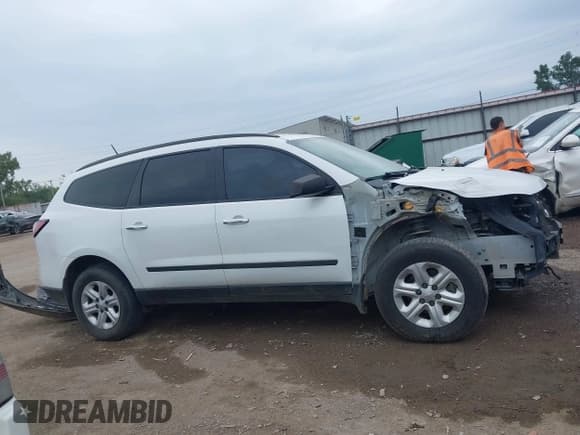 ✅ 2017 Chevrolet Traverse LS • VIN: 1GNKRFED2HJ135362 • Lot: 43399905. Wystawiony na IAAI z przebiegiem 126 334 mil. Bezpłatny archiwum sprzedaży aukcyjnych z USA i szczegółowy raport historii pojazdu na DreamBid. Zdjęcie 13.