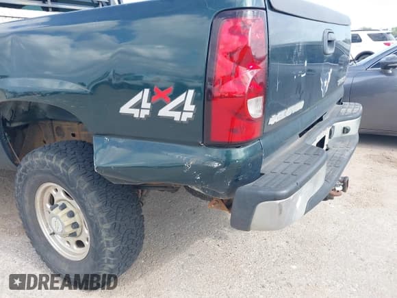 ✅ 2005 Chevrolet Silverado 2500HD LS • VIN: 1GCHK23215F961121 • Lot: 42969060. Wystawiony na IAAI z przebiegiem 245 406 mil. Bezpłatny archiwum sprzedaży aukcyjnych z USA i szczegółowy raport historii pojazdu na DreamBid. Zdjęcie 18.