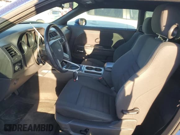 ✅ 2010 Dodge Challenger SE • VIN: 2B3CJ4DV1AH211603 • Lot: 77224204. Wystawiony na Copart z przebiegiem 103 344 mil. Bezpłatny archiwum sprzedaży aukcyjnych z USA i szczegółowy raport historii pojazdu na DreamBid. Zdjęcie 7.