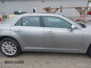 ✅ 2014 Chrysler 300 C • VIN: 2C3CCAKG8EH164446 • Lot: 42282141. Wystawiony na IAAI z przebiegiem 199 257 mil. Bezpłatny archiwum sprzedaży aukcyjnych z USA i szczegółowy raport historii pojazdu na DreamBid. Zdjęcie 13.