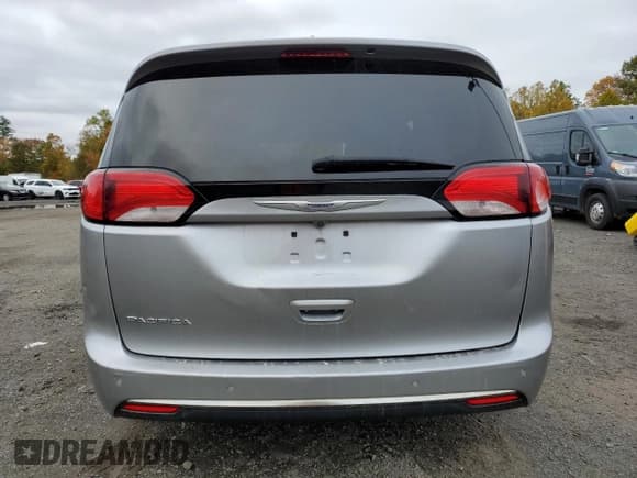 ✅ 2019 Chrysler Pacifica Touring L • VIN: 2C4RC1BG1KR613574 • Lot: 86661505. Listed on Copart with 232,368 mi. Free auction sales archive from the USA and detailed vehicle history report at DreamBid. Image 6.