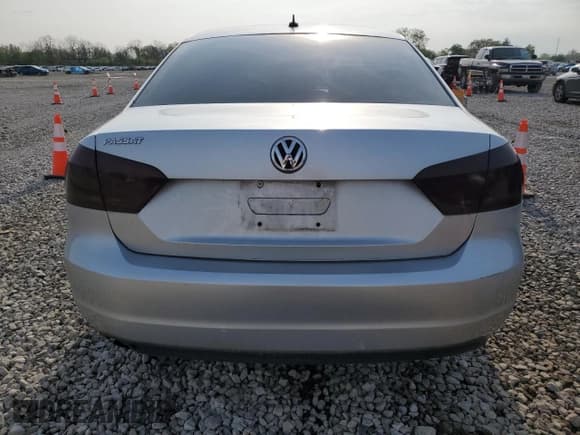 ✅ 2012 Volkswagen Passat S • VIN: 1VWAH7A3XCC021730 • Лот: 54846875. Опубликован ранее на Copart с пробегом 168 762 миль. Бесплатный доступ к архиву аукционных продаж из США и подробный отчёт об истории автомобиля на DreamBid. Изображение 6.