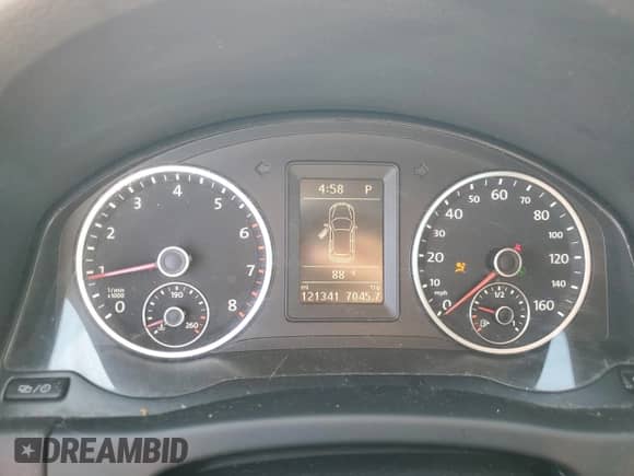 2013 Volkswagen Tiguan SE z VIN WVGAV7AX5DW512832, wystawiony jako Copart lot #49645605 z przebiegiem 121 341 mil mil oraz Czysty tytuł • Clean title. Historia ofert i sprzedaży dostępna na DreamBid. Obrazek 9.