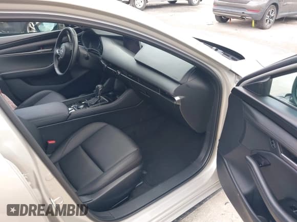 ✅ 2025 Mazda 3 S Select Sport • VIN: JM1BPAKM4S1753716 • Лот: 43014323. Опубликован ранее на IAAI с пробегом 15 582 миль. Бесплатный доступ к архиву аукционных продаж из США и подробный отчёт об истории автомобиля на DreamBid. Изображение 5.