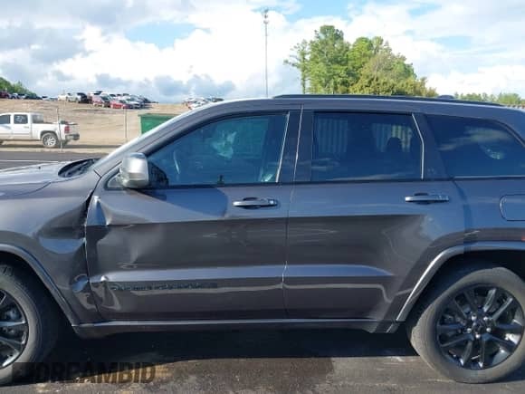 2018 Jeep Grand Cherokee Laredo E z VIN 1C4RJEAG8JC300432, wystawiony jako IAAI lot #43313007 z przebiegiem 122 019 mil mil oraz . Historia ofert i sprzedaży dostępna na DreamBid. Obrazek 14.