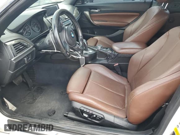 ✅ 2015 BMW 2 Series • VIN: WBS1M1C56FVZ99251 • Lot: 61918165. Wystawiony na Copart z przebiegiem 118 149 mil. Bezpłatny archiwum sprzedaży aukcyjnych z USA i szczegółowy raport historii pojazdu na DreamBid. Zdjęcie 7.