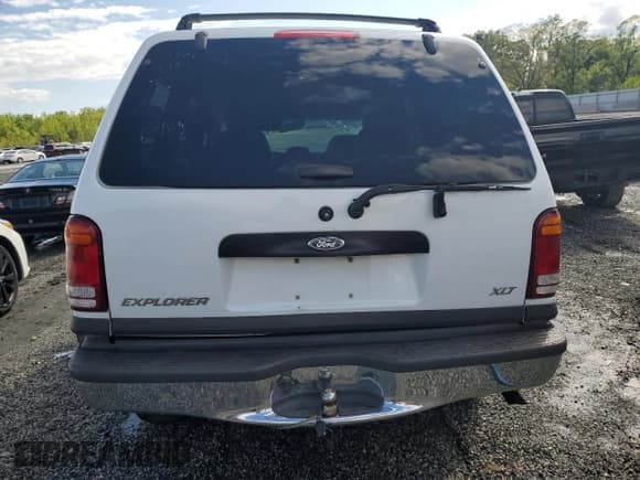 ✅ 2000 Ford Explorer XLT • VIN: 1FMZU63E8YZB53850 • Lot: 52954505. Wystawiony na Copart z przebiegiem 130 428 mil. Bezpłatny archiwum sprzedaży aukcyjnych z USA i szczegółowy raport historii pojazdu na DreamBid. Zdjęcie 6.