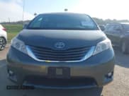 ✅ 2014 Toyota Sienna XLE • VIN: 5TDYK3DC4ES426183 • Lot: 43448376. Wystawiony na IAAI z przebiegiem 147 679 mil. Bezpłatny archiwum sprzedaży aukcyjnych z USA i szczegółowy raport historii pojazdu na DreamBid. Zdjęcie 12.