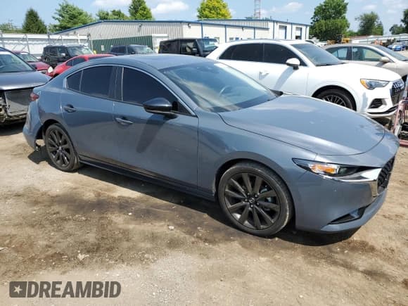 ✅ 2022 Mazda 3 Carbon Edition • VIN: JM1BPACLXN1504072 • Lot: 66434135. Wystawiony na Copart z przebiegiem 45 613 mil. Bezpłatny archiwum sprzedaży aukcyjnych z USA i szczegółowy raport historii pojazdu na DreamBid. Zdjęcie 4.