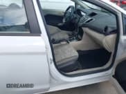 ✅ 2013 Ford Fiesta SE • VIN: 3FADP4EJ8DM225202 • Lot: 43399793. Wystawiony na IAAI z przebiegiem 179 686 mil. Bezpłatny archiwum sprzedaży aukcyjnych z USA i szczegółowy raport historii pojazdu na DreamBid. Zdjęcie 5.