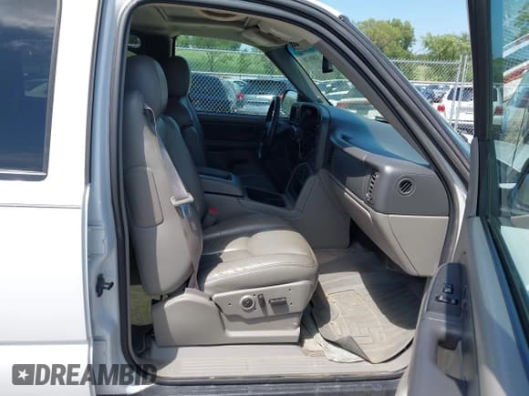 ✅ 2003 Chevrolet Suburban LS • VIN: 3GNFK16Z83G245412 • Лот: 42809170. Опубликован ранее на IAAI с пробегом 219 908 миль. Бесплатный доступ к архиву аукционных продаж из США и подробный отчёт об истории автомобиля на DreamBid. Изображение 5.