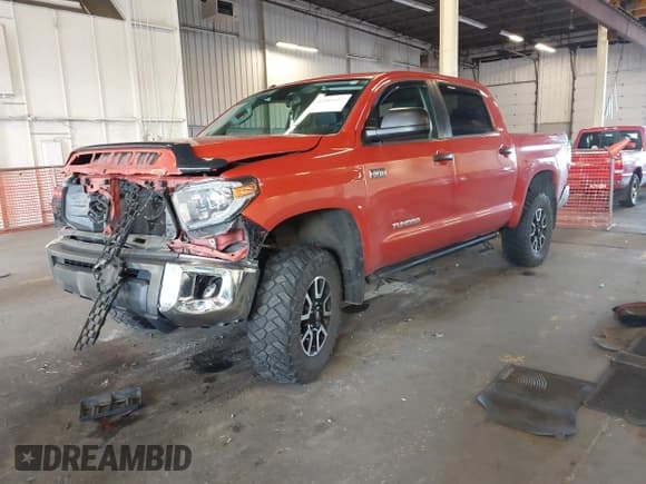 ✅ 2018 Toyota Tundra SR5 • VIN: 5TFDY5F10JX725646 • Лот: 43559134. Опубликован ранее на IAAI с пробегом 83 498 миль. Бесплатный доступ к архиву аукционных продаж из США и подробный отчёт об истории автомобиля на DreamBid. Изображение 2.