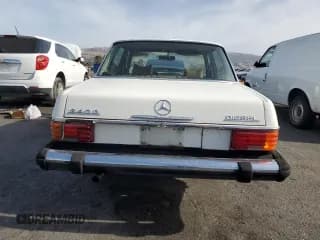 ✅ 1976 Mercedes-Benz 240 • VIN: 11511710128995 • Lot: 79041254. Wystawiony na Copart z przebiegiem 63 356 mil. Bezpłatny archiwum sprzedaży aukcyjnych z USA i szczegółowy raport historii pojazdu na DreamBid. Zdjęcie 6.