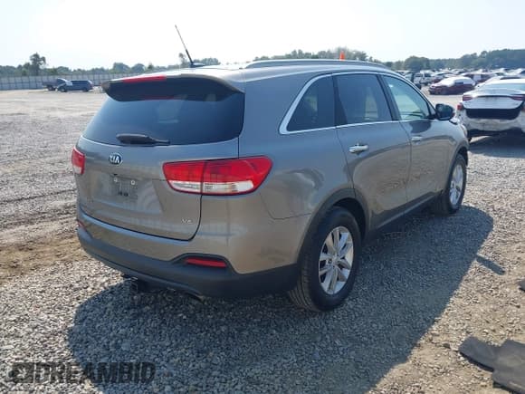 ✅ 2017 Kia Sorento LX • VIN: 5XYPGDA54HG196008 • Lot: 43268212. Wystawiony na IAAI z przebiegiem 190 461 mil. Bezpłatny archiwum sprzedaży aukcyjnych z USA i szczegółowy raport historii pojazdu na DreamBid. Zdjęcie 4.