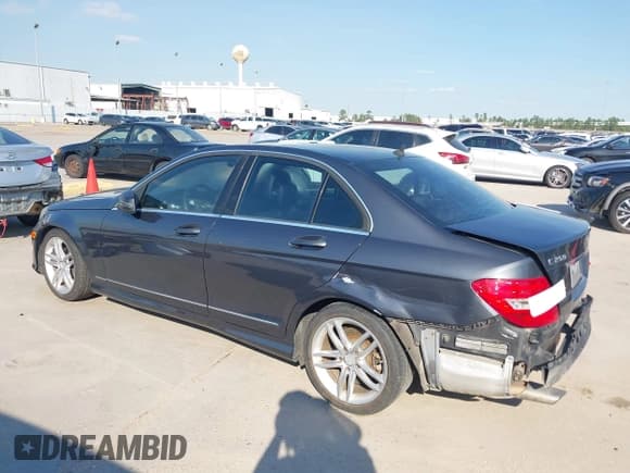 ✅ 2013 Mercedes-Benz C 250 Sport • VIN: WDDGF4HB0DR247150 • Lot: 40452826. Wystawiony na IAAI z przebiegiem 143 160 mil. Bezpłatny archiwum sprzedaży aukcyjnych z USA i szczegółowy raport historii pojazdu na DreamBid. Zdjęcie 15.