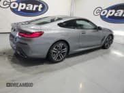 ✅ 2025 BMW 8 Series 840i • VIN: WBAAE4C00SCS38826 • Lot: 85021424. Wystawiony na Copart z przebiegiem 10 018 mil. Bezpłatny archiwum sprzedaży aukcyjnych z USA i szczegółowy raport historii pojazdu na DreamBid. Zdjęcie 3.