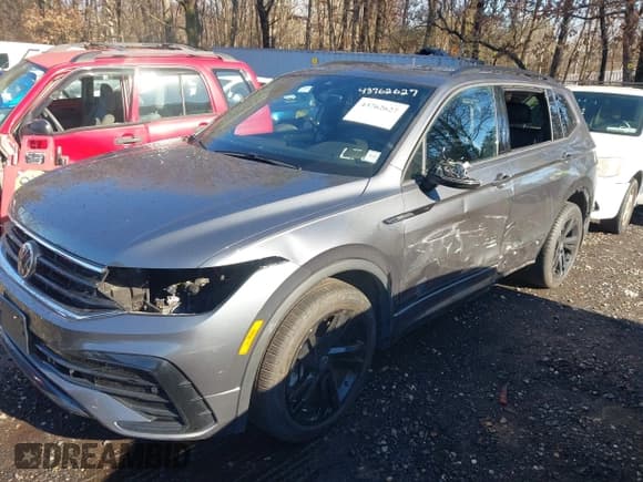 ✅ 2023 Volkswagen Tiguan SE R-Line Black • VIN: 3VV8B7AX3PM042317 • Lot: 43762627. Wystawiony na IAAI z przebiegiem 24 060 mil. Bezpłatny archiwum sprzedaży aukcyjnych z USA i szczegółowy raport historii pojazdu na DreamBid. Zdjęcie 6.
