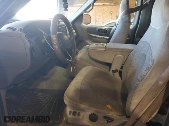 ✅ 1999 Ford F-150 • VIN: 1FTRX18W8XNB69133 • Lot: 90090535. Wystawiony na Copart z przebiegiem Nie podano. Bezpłatny archiwum sprzedaży aukcyjnych z USA i szczegółowy raport historii pojazdu na DreamBid. Zdjęcie 7.