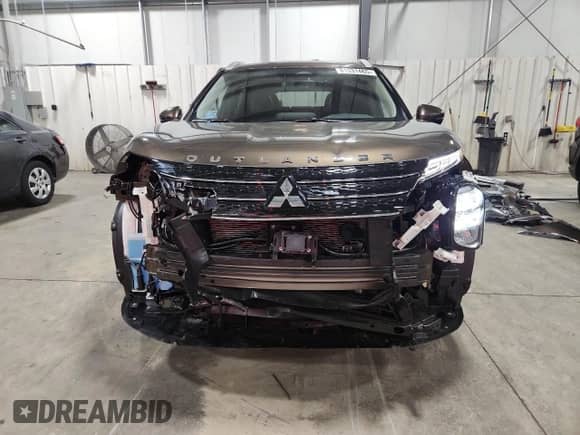 2024 Mitsubishi Outlander SEL with VIN JA4J4WA82RZ073843, listed as a Copart auction lot 81331465 with 10,233 mi miles and Salvage title. Bid and sale history available at DreamBid. Image 5.