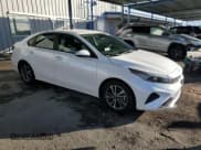 ✅ 2022 Kia Forte LXS • VIN: 3KPF24AD6NE485997 • Lot: 93559345. Wystawiony na Copart z przebiegiem 107 320 mil. Bezpłatny archiwum sprzedaży aukcyjnych z USA i szczegółowy raport historii pojazdu na DreamBid. Zdjęcie 4.