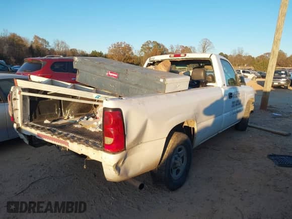 2004 Chevrolet Silverado 1500 Work Truck z VIN 1GCEC14XX4Z288962, wystawiony jako IAAI lot #41030729 z przebiegiem 320 541 mil mil oraz . Historia ofert i sprzedaży dostępna na DreamBid. Obrazek 4.