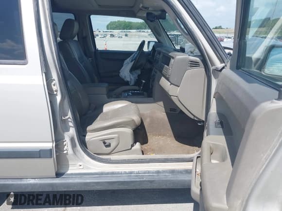 ✅ 2007 Jeep Commander Sport • VIN: 1J8HG48P37C560006 • Lot: 42558974. Listed on IAAI with 223,413 mi. Free auction sales archive from the USA and detailed vehicle history report at DreamBid. Image 5.