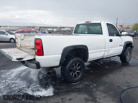 ✅ 2006 Chevrolet Silverado 2500HD LS • VIN: 1GCHC24U16E270899 • Lot: 42189893. Wystawiony na IAAI z przebiegiem 283 646 mil. Bezpłatny archiwum sprzedaży aukcyjnych z USA i szczegółowy raport historii pojazdu na DreamBid. Zdjęcie 4.