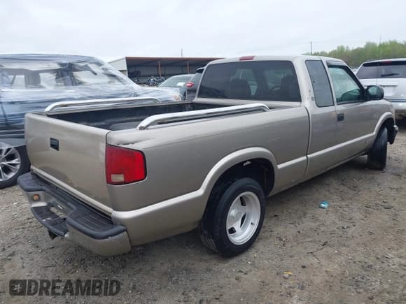 ✅ 2000 Chevrolet S-10 LS • VIN: 1GCCS1943Y8149888 • Лот: 41956794. Опубликован ранее на IAAI с пробегом 200 292 миль. Бесплатный доступ к архиву аукционных продаж из США и подробный отчёт об истории автомобиля на DreamBid. Изображение 4.