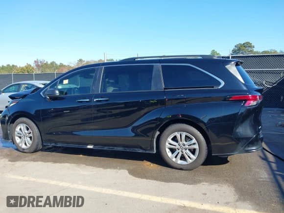 ✅ 2022 Toyota Sienna XSE • VIN: 5TDXSKFC2NS044270 • Lot: 43699989. Listed on IAAI with 5,561 mi. Free auction sales archive from the USA and detailed vehicle history report at DreamBid. Image 14.