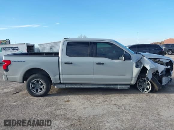✅ 2023 Ford F-150 Lightning Pro • VIN: 1FTVW1EL4PWG59817 • Лот: 41243052. Опубликован ранее на IAAI с пробегом 9 859 миль. Бесплатный доступ к архиву аукционных продаж из США и подробный отчёт об истории автомобиля на DreamBid. Изображение 13.