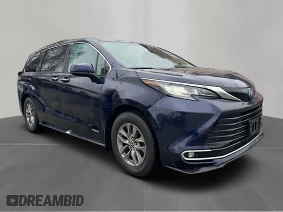 ✅ 2021 Toyota Sienna XLE • VIN: 5TDYRKECXMS068784 • Lot: 52666455. Listed on Copart with 215,072 mi. Free auction sales archive from the USA and detailed vehicle history report at DreamBid. Image 1.