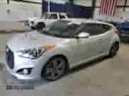 2014 Hyundai Veloster Turbo z VIN KMHTC6AE2EU208474, wystawiony jako Copart lot #65442584 z przebiegiem 57 596 mil mil oraz Szkoda całkowita • Salvage title. Historia ofert i sprzedaży dostępna na DreamBid. Obrazek 1.