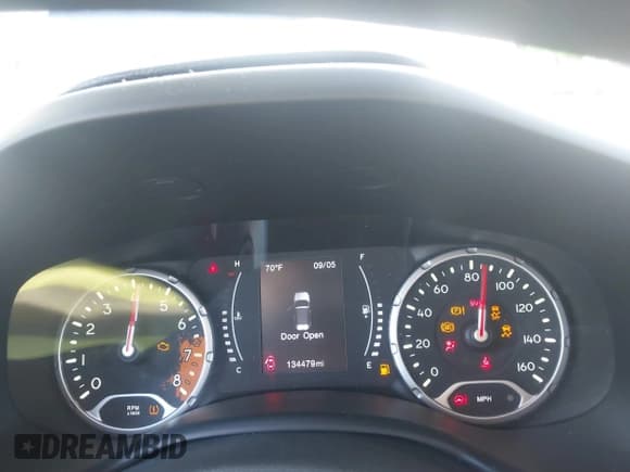 ✅ 2017 Jeep Renegade Sport • VIN: ZACCJAAH3HPF00275 • Lot: 41353370. Wystawiony na IAAI z przebiegiem 134 479 mil. Bezpłatny archiwum sprzedaży aukcyjnych z USA i szczegółowy raport historii pojazdu na DreamBid. Zdjęcie 7.