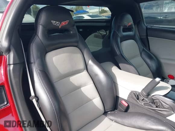 2008 Chevrolet Corvette z VIN 1G1YY26W785113535, wystawiony jako IAAI lot #43320843 z przebiegiem 61 741 mil mil oraz . Historia ofert i sprzedaży dostępna na DreamBid. Obrazek 8.